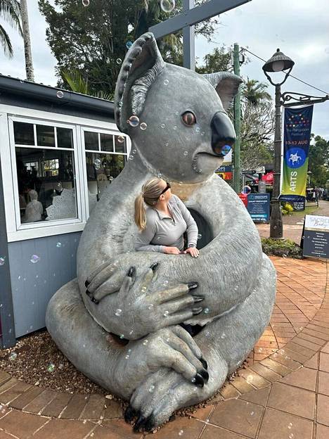 Montville, Sunshine Coast Hinterland. Koala, jota kuvan patsas esittää, on Australiassa elävä tunnettu pussieläin.
