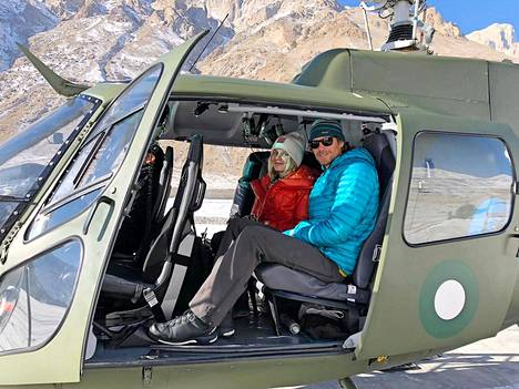 Pakistanin armeijan helikopteri evakuoi Lotta Hintsan ja tämän keuhkokuumeen saaneen kiipeilykumppanin Donald Bowien sunnuntaina Baltoron jäätiköltä.