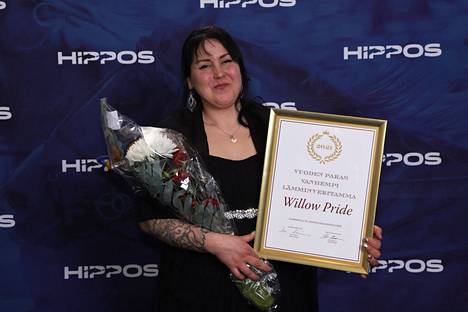 Viivi palkittiin Ravigaalassa viime vuoden parhaana tammana. Hoitaja Noora Tuula vastaanotti palkinnon.