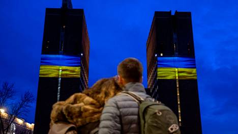 Oslon kaupungintalo Ukrainan värein valaistuna viime viikolla.