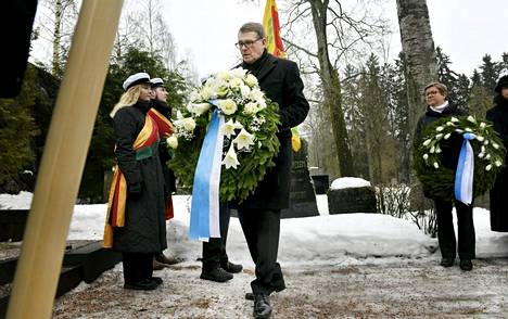 Eduskunnan puhemies Matti Vanhanen laski seppeleen eduskunnan puolesta,