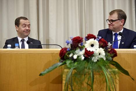 Pääministeri Juha Sipilä arvion mukaan kaasuputkihankkeella ei ollut suoria turvallisuusvaikutuksia Suomeen. Kuvassa Sipilä Venäjän silloisen pääministerin Dmitri Medvedevin kanssa vuonna 2016.