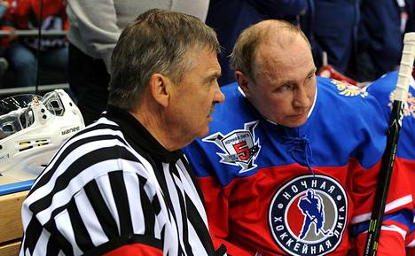 René Fasel ja Vladimir Putin nähtiin läheisissä tunnelmissa kesken Sotšissa vuonna 2016 pelatun jääkiekko-ottelun.