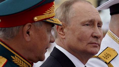 ISW arvioi, että Vladimir Putin (oik.) saattaa pyrkiä vierittämään syytä sotilaallisista epäonnistumisista Sergei Shoigun niskoille.