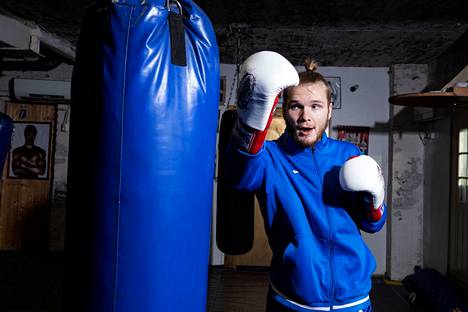 Embulaev treenaa Kirkkonummella sijaitsevalla nyrkkeilysalilla. 