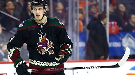 Juuso Välimäki siirtyi kauden kynnyksellä Arizonaan NHL:n waivers-listan kautta.