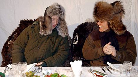 Presidentti Vladimir Putin ja silloinen Italian pääministeri illallispöydässä Venäjällä helmikuussa 2003.