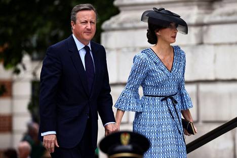 Entinen pääministeri David Cameron ja vaimo Samantha Blair saapuivat ensimmäisten joukossa katedraaliin. Blairilla oli yllään kirkkaansininen puku.