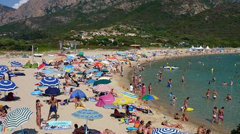 Viikonloppuna Korsikalla voimaan tullut burkini-kielto on laajenemassa uusiin kohteisiin.