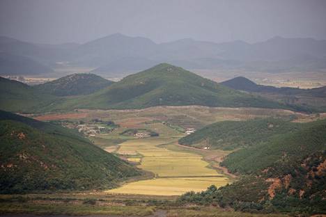 Pohjois-Korean raja kuvattuna Etelä-Korean vastaisen rajan demilitarisoidulta vyöhykkeeltä.
