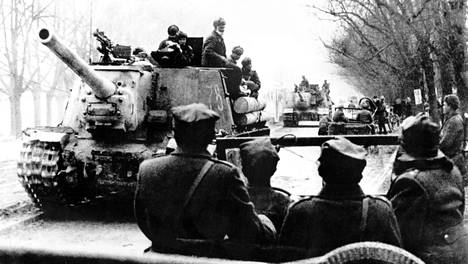 Neuvostoarmeijan joukkoja Berliinin taistelussa keväällä 1945.