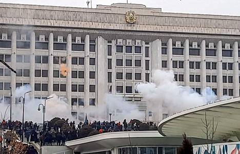 Mielenosoittajat piirittivät Almatyn päähallintorakennusta keskiviikkona.