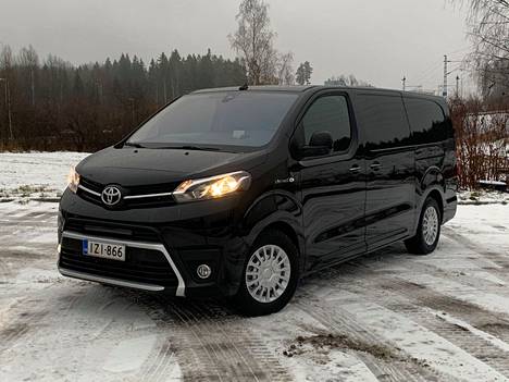 Harmaa talvikeli ja Toyotan keulamerkillä varustettu pakettiauto on Suomessa tuttu näky. Enää käyttövoimana ei kuitenkaan ole aina automaattisesti diesel.