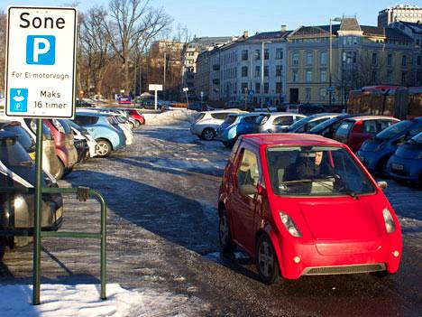 Oslossa sähköautoille on varattu ilmaisia parkkialueita.