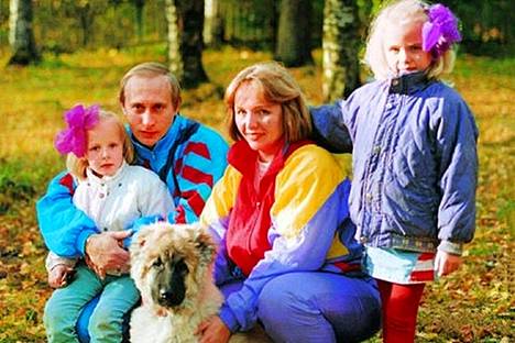 Vladimir Putinin ex-vaimo Ljudmila Shrekbneva on kuvaillut Putinia hyväksi isäksi, mutta syyttänyt tätä samalla tyranniksi ja sovinistiksi. 