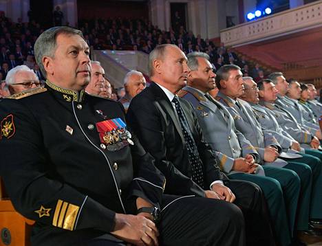 Korobovin seuraajaehdokas, vara-amiraali Igor Kostjukov (vas.) istui Putinin vieressä GRU:n satavuotisjuhlissa Moskovassa 2. marraskuuta.