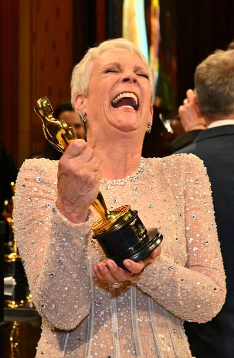 Jamie Lee Curtis hehkui onnea voitettuaan ensimmäisen Oscar-palkintonsa.