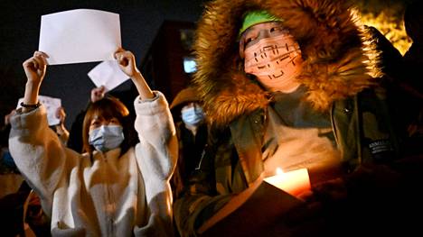 Tyhjiä paperiarkkeja kantaneet mielenosoittajat marssivat Pekingissä 28. marraskuuta.
