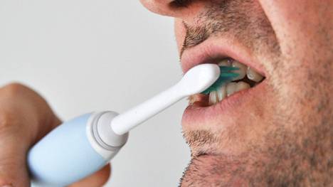 Olemme omaksuneet hampaiden puhdistuksen yhteydessä rutiinin, joka on useimmille täysin turha.