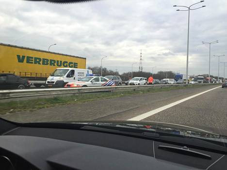 Rajalla on runsaasti poliiseja. Liikenne tökkii Belgiasta Hollannin suuntaan mentäessä.