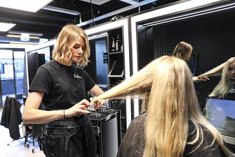 Niina Känsälä on työskennellyt parturi-kampaajana yhdeksän vuotta. Uuden konseptin kelkkaan hän hyppäsi halusta esimiestyöhön ja uudenlaisen käsityksen luomiseen parturi-kampaamoista.