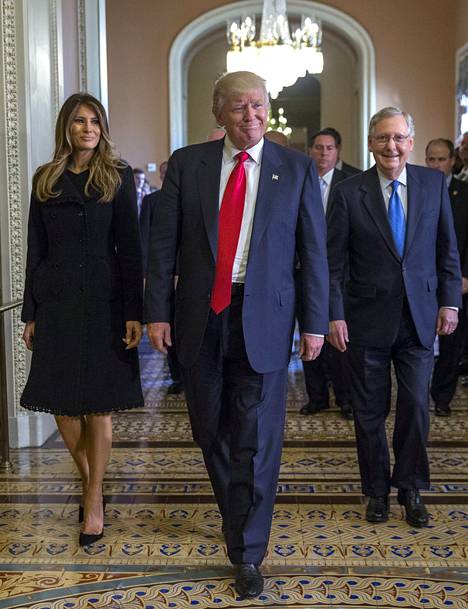 Donald Trump, hänen vaimonsa Melania Trump sekä Yhdysvaltain senaatin enemmistöjohtaja Mitch McConnell tapasivat torstaina Capito-kukkulalla.