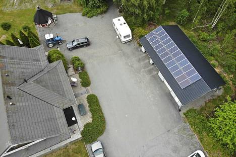 Aurinkopaneelit on asennettu Leppisen autotallin katolle ja taloon ne kytkee invertteri.