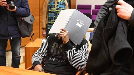 Tampereella asuvaa sierraleonelaista Gibril Massaquoita uhkaa elinkautinen vankeustuomio. Kuva vangitsemisoikeudenkäynnistä viime vuoden maaliskuulta.