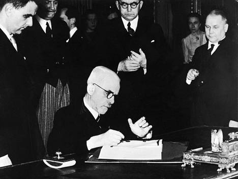 Suomen ulkoministeri Carl Enckell allekirjoittamassa toisen maailmansodan virallisesti päättänyttä Pariisin rauhansopimusta.
