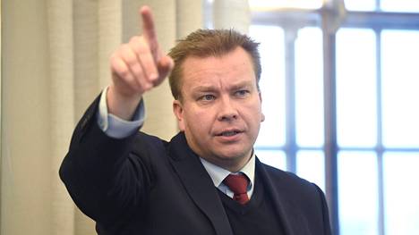 Keskustan eduskuntaryhmän puheenjohtaja Antti Kaikkonen kutsuu kaikki eduskuntaryhmät koolle puimaan seksuaalirikoksia.