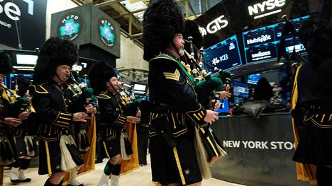 New Yorkissa väriä pörssiaamuun toivat kaupungin poliisilaitoksen säkkipillinsoittajat, jotka juhlistivat perjantaina vietettävää Pyhän Patrickin päivää.