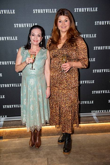 Kirjailija Anna-Leena Härkönen ja näyttelijä Maarit Poussa juhlivat yhdessä.