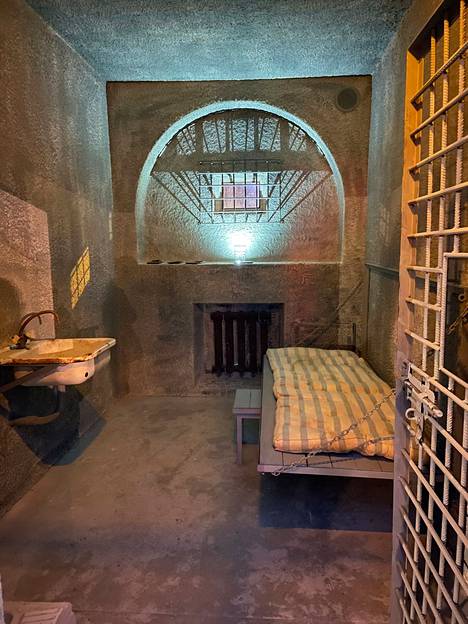 Кровать в карцере днем прикована цепями к стене, чтобы заключенный днем не мог отдыхать на ней.