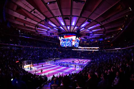 Madison Square Gardenissa rahaa takovat New York Rangers ja New York Knicks.
