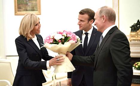 Presidentti Putin antoi kukkia Emmanuel Macronin vaimolle Brigittille vuonna 2018. Vain vuotta aiemmin venäläisiä syytettiin pariskuntaa hyvin henkilökohtaisesti loukkaavaan propagandan levittämisestä.