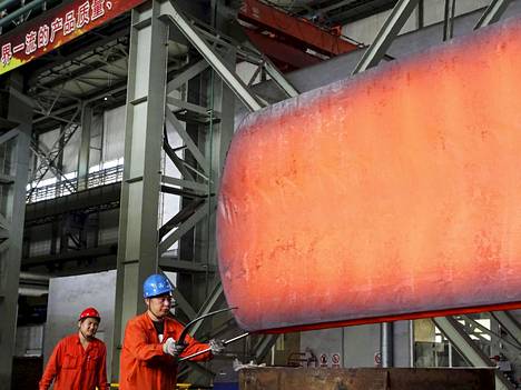 Teräs hehkui Dongbein tehtaalla Liaoningin maakunnassa Dalianissa viime lokakuussa
