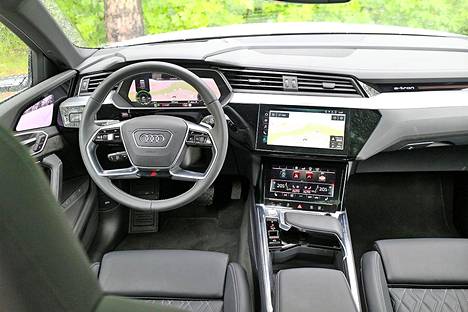 Ohjaamossa riittää visuaalista vilskettä. Silti ajofiilis pysyy leppoisana. Keskikonsolissa on Audin kalliimpien mallien tapaan kaksi laajaa näyttöä.