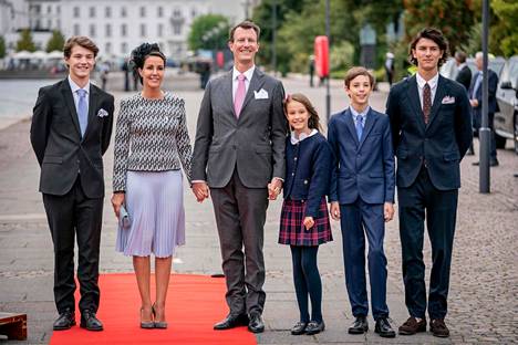 Tanskan prinsessa Marie ja prinssi Joachim kuvattiin lastensa Athenan, Felixin, Henrikin ja Nikolain kanssa Kööpenhaminassa syyskuussa. Felix ja Nikolai ovat syntyneet Joachimin ensimmäisestä avioliitosta kreivitär Alexandran kanssa.