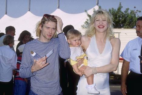 Kurt Cobain kuvattuna vaimonsa Courtney Loven ja tyttärensä Francis Bean Cobainin kanssa.