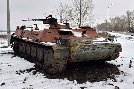 Tuhottu venäläinen sotilasajoneuvo Harkovassa lauantaina.