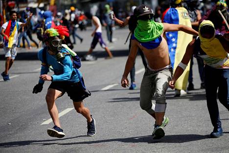 Oppositio osoittaa Venezuelassa mieltään presidentti Nicolas Maduron hallintoa vastaan. Presidentti on syyttänyt katuja tukkineita protesteja maan ruokapulasta.