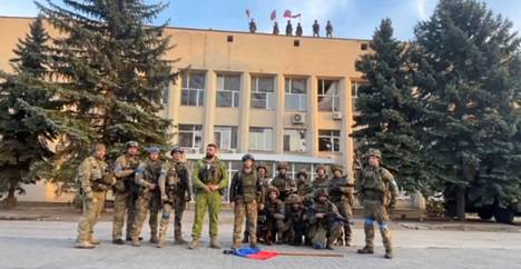 Ukrainan armeijan julkaisemalla videolla kerrotaan olevan ukrainalaissotilaita Lymanin kaupungin hallintorakennuksen edessä.