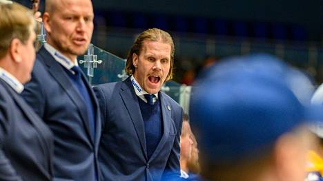 Olli Jokinen (oik.) jatkaa Jukurien päävalmentajana myös kaudella 2023–24.