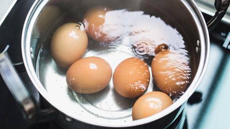 Kun kananmunat on keitetty, niiden jäähdyttäminen heti sen jälkeen on tärkeää. Se pysäyttää kypsymisen.