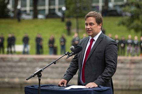 Kansanedustaja Vilhelm Junnila piti vuonna 2019 puheen Kansallismielisten liittouman järjestämässä 188 Kukkavirta -tilaisuudessa.