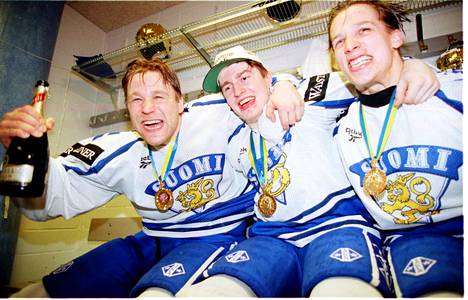 Suomen jääkiekkomaajoukkue voitti historiallisen ensimmäisen MM-kultansa Tukholmassa 7.5.1995. Raimo Summanen (vas.), Ville Peltonen ja Antti Törmänen juhlivat Globenin pukuhuoneessa.