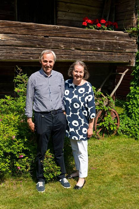 Pentti ja Anne Siivonen ovat keränneet antiikkia 1976 lähtien.