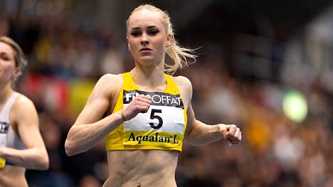 Milja Thureson juoksi helmikuisissa SM-halleissa hopeaa 200 ja 400 metrillä. Kuva 200 metrin kilpailusta.