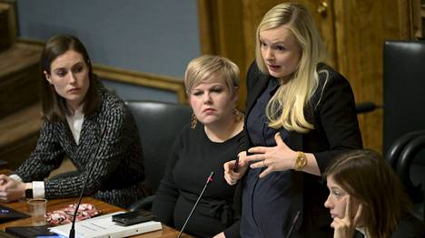  Sanna Marin, Annika Saarikko,  Maria Ohisalo ja Li Andersson eduskunnan kyselytunnilla torstaina.