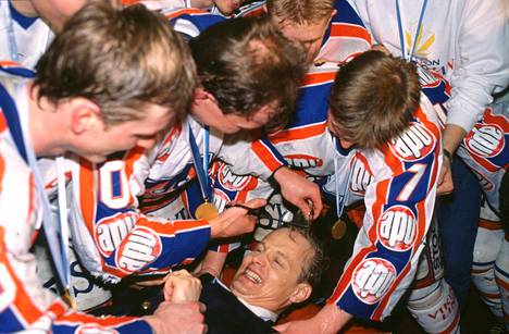 Tapparan valmentaja Rauno Korven tukka lähti Suomen mestaruuden ratkettua. Tappara pelasi Suomen mestariksi voitettuaan Rauman Lukon 24.4.1988.